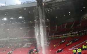 Sân Old Trafford thủng cả mái che, mưa dội xuống như thác đổ