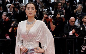 Củng Lợi tuổi 58 diện váy hở ngực xuất hiện trên thảm đỏ Cannes, vĩnh viễn là "chính cung"