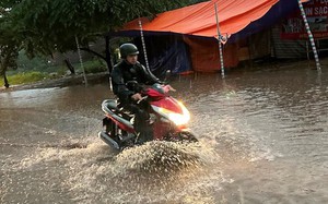 Nhiều tuyến phố Hà Nội ngập sâu sau mưa lớn chiều tối nay