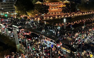 TP.HCM: Kẹt xe nghiêm trọng trong đêm thả hoa đăng mừng Đại lễ Phật đản