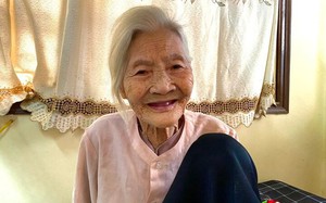 Cụ bà 100 tuổi minh mẫn, đi thăm con cháu mỗi ngày