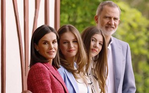 Gia đình hoàng gia Tây Ban Nha xuất hiện rạng rỡ trong loạt ảnh mới, Leonor xứng danh "công chúa đẹp nhất châu Âu"