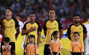 Loạt ảnh "nét căng" các huyền thoại Brazil giao hữu bóng đá tại Việt Nam