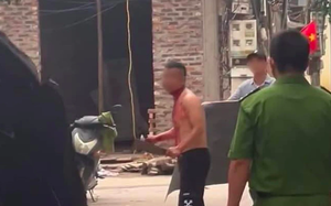 Thanh niên "ngáo đá" chạy trên đường phố Hà Nội, cầm dao tự cắt cổ