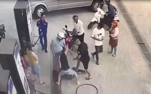 Người đàn ông bị đánh hội đồng dã man tại cây xăng