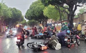 CLIP: Hiện trường nhiều người ngã xe trong cơn mưa trên đường phố Biên Hòa