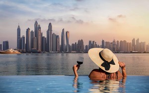 Tránh nóng đỉnh điểm kiểu nhà giàu: Người dân Dubai đổ xô đi du thuyền, thuê khách sạn xa xỉ ở cho mát