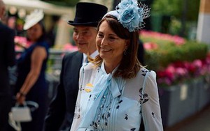 Nụ cười trở lại với nhà vợ Thân vương William: Bố mẹ Vương phi Kate lần đầu xuất hiện từ khi con gái báo bệnh