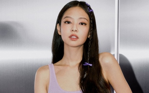 Khổ như Jennie (BLACKPINK), ngồi không cũng dính thị phi