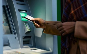 Ra cây ATM rút tiền, tài khoản nhiều người bỗng mất 600 triệu, chi tiết bất thường vạch trần trò lừa đảo tinh vi