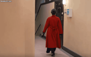 Ở đ&acirc;u ra lao c&ocirc;ng đẹp hơn cả phu nh&acirc;n h&agrave;o m&ocirc;n thế n&agrave;y: Kho&aacute;c bao tải vẫn to&aacute;t ra m&ugrave;i tiền, sang vừa th&ocirc;i chứ- Ảnh 7.