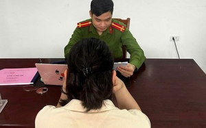 Mãi không rút được 2,1 tỷ đồng trong tài khoản, người phụ nữ báo công an