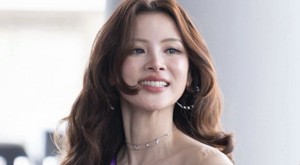 Tưởng phim Ấn Độ nhưng h&oacute;a ra l&agrave; phim Th&aacute;i: M&agrave;n ng&atilde; cầu thang "ảo tung chảo", t&igrave;nh tiết phi l&yacute; đến cực điểm - Ảnh 4.