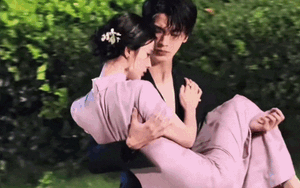 Chiếc v&aacute;y b&oacute; chịt, mỏng d&iacute;nh khiến Vương Sở Nhi&ecirc;n bị ch&ecirc; cười khắp MXH