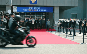 Bạch m&atilde; ho&agrave;ng tử giới ng&ocirc;n t&igrave;nh t&aacute;i xuất sợ ph&aacute;t khiếp: Mắt lạnh như hầm băng, ngắm m&agrave; 3 hồn 7 v&iacute;a bay mất ti&ecirc;u - Ảnh 8.