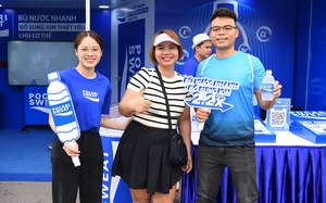 Pocari Sweat hỗ trợ bù nước nhanh cho hơn 10.000 VĐV tại Tay Ho Half Marathon 2024