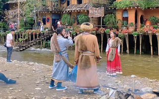 Travel blogger bức xúc trước cảnh tràn ngập trang phục Mông Cổ ở Sa Pa: &quot;Sống ảo&quot; nhưng nên mặc phù hợp?