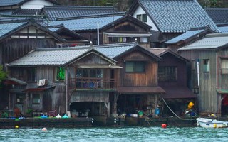 Vẻ đẹp làng chài với những &quot;ngôi nhà thuyền&quot; độc đáo, nơi lý tưởng để sống chậm ở Nhật Bản