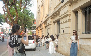 Giới trẻ xếp hàng dài check-in bức tường đậm chất Thượng Hải trên phố Lò Sũ