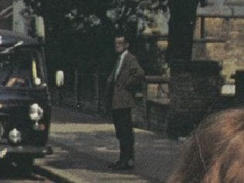 Photobomb nổi tiếng bậc nhất thế giới: Bức ảnh bìa của The Beatles đang đẹp, người đàn ông góc đường kia là ai? - Ảnh 3.