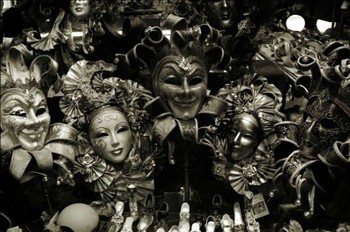 Đằng sau chiếc mặt nạ ở Venice: “báu vật” của tự do hay thỏa mãn cho những ý trang phục đen tối? - Ảnh 1.