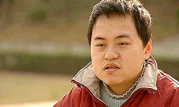 Thần đồng em chã: Thông minh nhưng đi tiểu phải có mẹ bưng bô, không biết tự xúc cơm ăn, tuổi 20 gặp kết đắng, cuộc sống hiện tại gây bất ngờ - Ảnh 1.