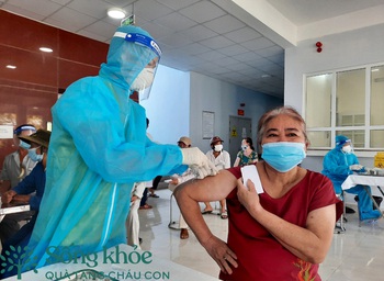 Người già mắc những bệnh gì thì không nên tiêm vắc-xin Covid-19? - Ảnh 2. Người già mắc những bệnh gì thì không nên tiêm vắc-xin Covid-19? - Ảnh 2.