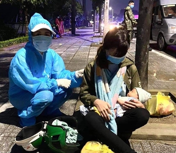 Em bé mới sinh 15 ngày theo cha mẹ vượt hàng nghìn cây số về quê tránh dịch - Ảnh 2. Em bé mới sinh 15 ngày theo cha mẹ vượt hàng nghìn cây số về quê tránh dịch - Ảnh 2.