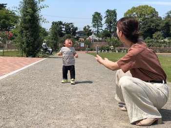 Thường xuyên đăng ảnh con lên mạng xã hội, là lưu giữ hay vô tình gây hại cho con? - Ảnh 2.