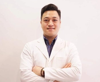 Nhập viện vì tự dùng máy massage, bơm silicon nâng cấp cậu nhỏ - Ảnh 1.
