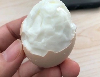 Đừng chỉ cho nước vào luộc trứng, hãy nhớ thêm 2 thứ và làm thêm 1 công đoạn thì lòng đỏ trứng mới mềm, vỏ trứng dễ bóc - Ảnh 1.