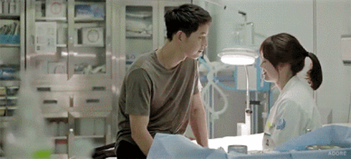 Song Joong Ki giở m&aacute;nh t&aacute;n đ&agrave;n chị Song Hye Kyo khiến fan nữ ngất ng&acirc;y - Ảnh 6.