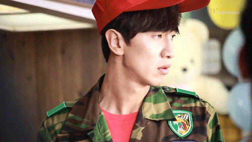 Song Joong Ki h&ocirc;n đ&agrave;n chị Song Hye Kyo m&ugrave;i mẫn, lạnh l&ugrave;ng với hươu Lee Kwang Soo - Ảnh 4.