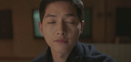 Song Joong Ki khoe thân hình nóng bỏng trong “Descendants Of The Sun” - Ảnh 4.