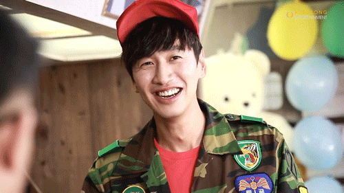 Song Joong Ki h&ocirc;n đ&agrave;n chị Song Hye Kyo m&ugrave;i mẫn, lạnh l&ugrave;ng với hươu Lee Kwang Soo - Ảnh 6.