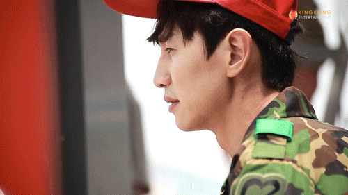 Song Joong Ki h&ocirc;n đ&agrave;n chị Song Hye Kyo m&ugrave;i mẫn, lạnh l&ugrave;ng với hươu Lee Kwang Soo - Ảnh 9.