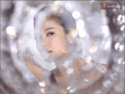 Ngắm những khoảnh khắc l&agrave;m đẹp thần th&aacute;nh của Song Hye Kyo - Ảnh 14.