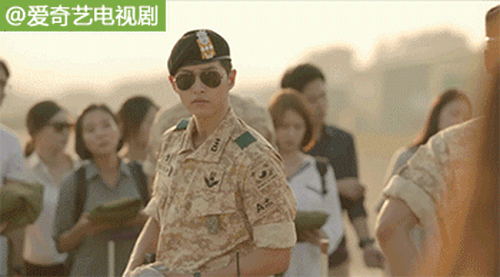 &ldquo;Hậu Duệ Mặt Trời&rdquo;: Song Joong Ki sướng ph&aacute;t hờn khi được Song Hye Kyo t&eacute; l&ecirc;n người - Ảnh 20.