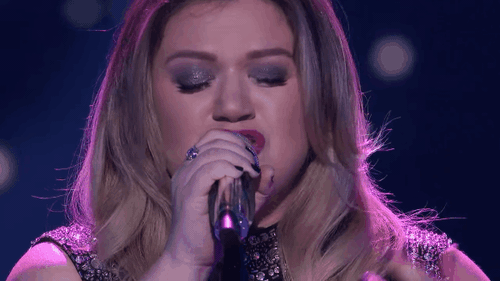 Kelly Clarkson bất ngờ thống trị iTunes với ca khúc cũ sau sân khấu đầy nước mắt - Ảnh 2.