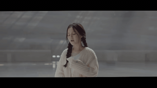 Lee Hi đ&aacute;ng y&ecirc;u trong MV đ&uacute;p t&aacute;i xuất giang hồ sau 3 năm - Ảnh 1.