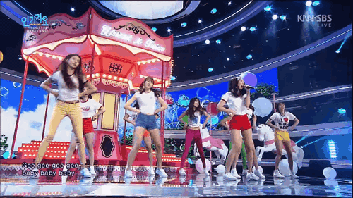 TWICE v&agrave; G-Friend qu&aacute; dễ thương khi h&oacute;a SNSD trong s&acirc;n khấu huyền thoại Gee - Ảnh 3.
