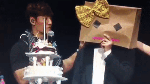 Clip: Fan h&ograve; h&eacute;t cuồng nhiệt khi Song Joong Ki bất ngờ xuất hiện tại show Kim Jong Kook - Ảnh 1.