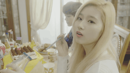 TWICE biến h&oacute;a v&ocirc; v&agrave;n h&igrave;nh tượng trong MV ca kh&uacute;c mới hay dễ sợ! - Ảnh 1.