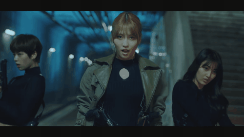 TWICE biến h&oacute;a v&ocirc; v&agrave;n h&igrave;nh tượng trong MV ca kh&uacute;c mới hay dễ sợ! - Ảnh 2.
