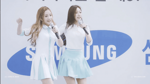 Th&agrave;nh vi&ecirc;n girlgroup v&ocirc; t&igrave;nh đ&aacute;nh tr&uacute;ng đầu nhau khi đang biểu diễn - Ảnh 4.