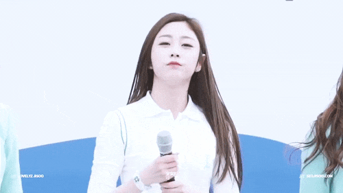 Th&agrave;nh vi&ecirc;n girlgroup v&ocirc; t&igrave;nh đ&aacute;nh tr&uacute;ng đầu nhau khi đang biểu diễn - Ảnh 8.