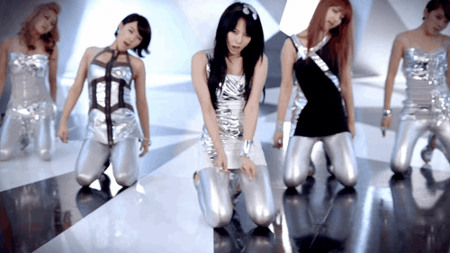 MV sexy trong mắt Kpop fan: &Acirc;u Mỹ gợi cảm - H&agrave;n Quốc rẻ tiền, phản cảm? - Ảnh 30.