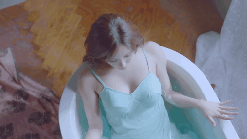 MV sexy trong mắt Kpop fan: &Acirc;u Mỹ gợi cảm - H&agrave;n Quốc rẻ tiền, phản cảm? - Ảnh 27.