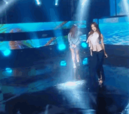 Netizen sốt v&igrave; th&acirc;n h&igrave;nh n&oacute;ng bỏng của Naeun (A Pink) tr&ecirc;n s&acirc;n khấu - Ảnh 1.