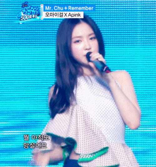 Netizen sốt v&igrave; th&acirc;n h&igrave;nh n&oacute;ng bỏng của Naeun (A Pink) tr&ecirc;n s&acirc;n khấu - Ảnh 4.